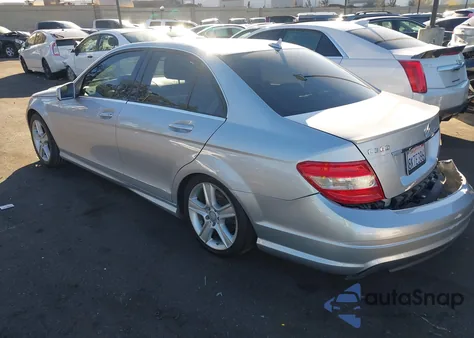 2011 Mercedes-Benz C 300 Luxury/Sport z USA, uszkodzony, nr VIN WDDGF5EBXBR134829